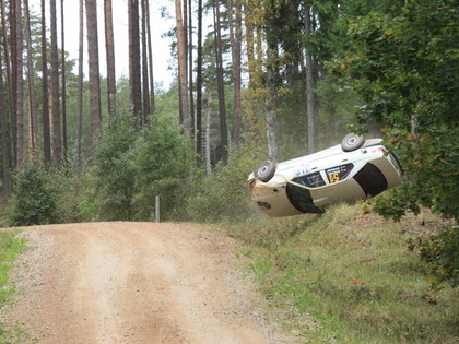 LĪDZJUTĒJU VIDEO: Grīnbergs ar BMW uzmet divus kūleņus