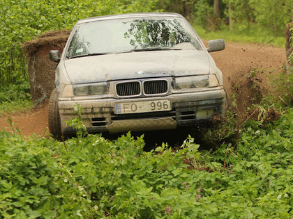 VIDEO: Kā 17 vīri un Subaru no grāvja vilka ārā BMW