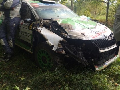 VIDEO: Sirmacim uzvara, komandas biedram pēc avārijas aizdegas auto