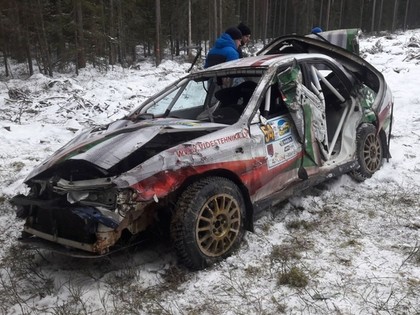 FOTO: Neško/Briedis Alūksnes rallijā piedzīvo iespaidīgu avāriju