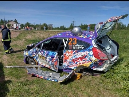 FOTO: Belokoņa ekipāža Talsu rallijā piedzīvo smagu avāriju