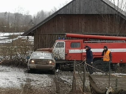 VIDEO: Vidzemes ziemas autosprinta kausa posms sportistus sagaida ar slidenu un dubļainu trasi