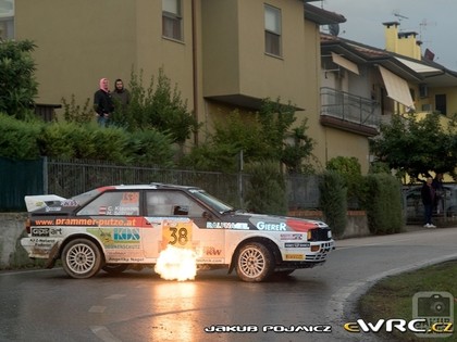 VIDEO: Austriešu sportists ar 'Audi Quattro' rāda klasi