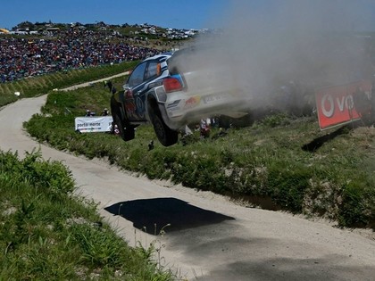 VIDEO: Tūkstošiem skatītāju vēro iespaidīgos rallija automašīnu lidojumus