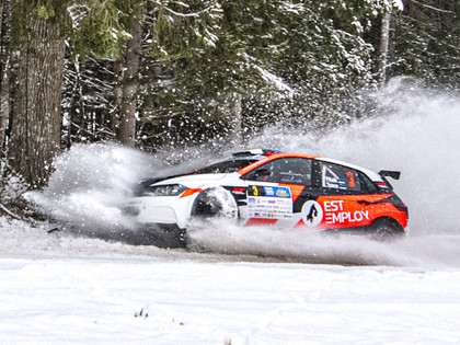 VIDEO: Igauņu sportists ar 'Volkswagen Polo GTI R5' ieskrien kokā, Cimdiņš noskrien no ceļa