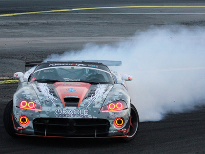 FOTO: Biķerniekos uz starta varētu iziet iespaidīgs 600 Zs drifta Dodge Viper