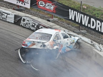 VIDEO: Drifteris Ķezis pret betona apmalēm pamatīgi iznīcina savu auto