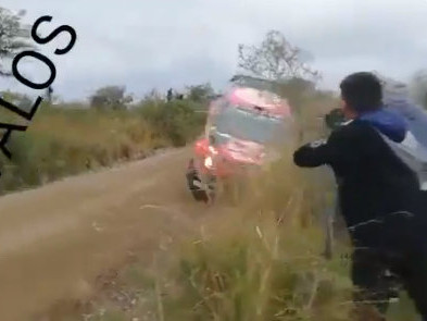 VIDEO: Lapi auto gandrīz ielido pārgalvīgajos skatītājos