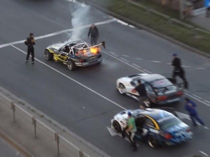 VIDEO: Drifta parādes laikā Rīgas ielās aizdegas auto