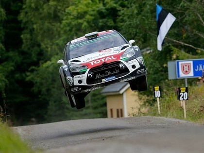 VIDEO: Iespaidīgi lēcieni un sānslīdes pasaules ātrākajā rallijā