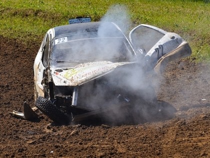 VIDEO: Kūleņiem un avārijām bagātais Vecpils autokrosa posms