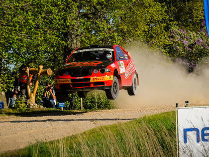 VIDEO: Samsonas un viņa neapturamais 410 Zs jaudīgais BMW lido Talsos 