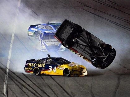 VIDEO: Iespaidīgi kūleņi un degoši auto NASCAR Daytona 500 kvalifikācijā