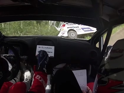 VIDEO: Ožjē Somijas rallijā ieskrien kokā, somu braucējs palīdz konkurentam avarēt 