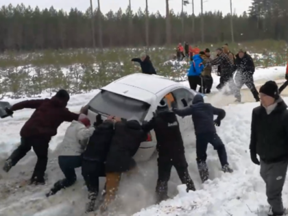 VIDEO: Skatītāji nepadodas un palīdz rallija ekipāžai tikt ārā no grāvja