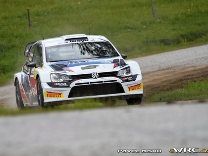 VIDEO: Austrijas rallija braucējs ar Ožjē 'VW Polo R WRC' auto debijā izcīna otro vietu