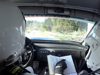 VIDEO: Igauņu rallija ekipāžas stūrmanis ātrumposma laikā pilotam lasa eposu