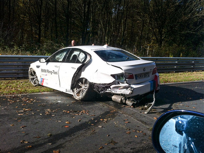 FOTO: Nirburgringas zaļajā ellē smagi avarē slavenais BMW M5 taksometrs