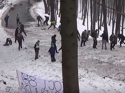 VIDEO: Rallija skatītāji apzināti uz ceļa met sniegu, lai būtu vairāk kļūdu un avāriju