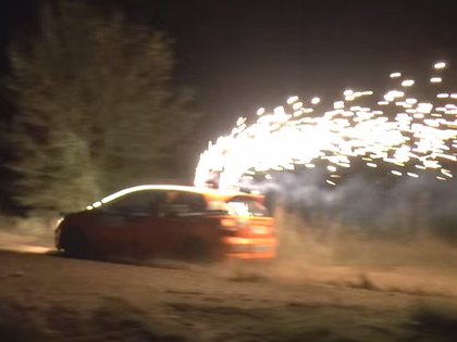 VIDEO: Lietuvas rallijā ekipāža nakts ātrumposmā parūpējas par iespaidīgu uguns šovu