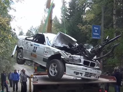 VIDEO: Pēc avārijas BMW paliek bez motora