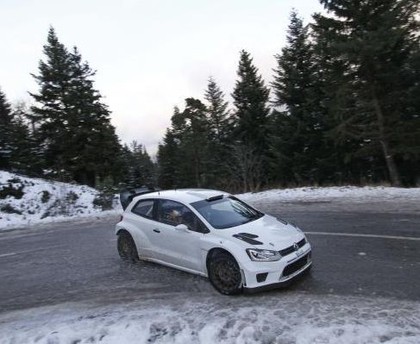 VIDEO: Ožjē sniegotajos Montekarlo testos gandrīz avarē