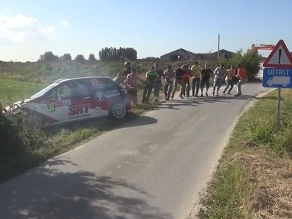 VIDEO: Skatītāji palīdz Sirmacim/Šiminam pēc avārijas atgriezties trasē