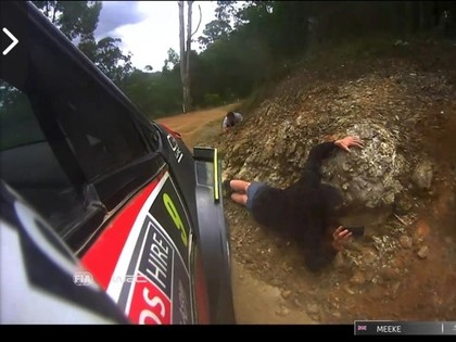 FOTO: Pārgalvīgi skatītāji Austrālijas WRC riskē ar savu dzīvību