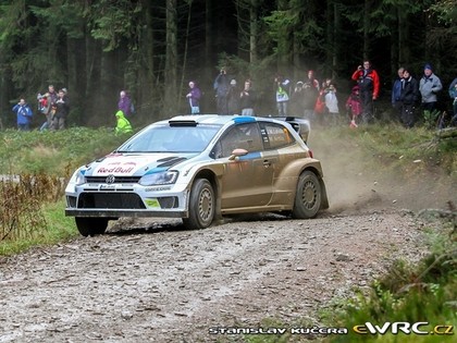 VIDEO: Latvala lielā ātrumā piedzīvo bīstamu momentu 