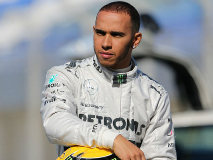 FOTO: F1 zvaigzne Hamiltons piestrādās par taksistu