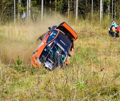 VIDEO: Neško/Briedis rallijsprintā 'Kalnamuiža' uzmet divus kūleņus