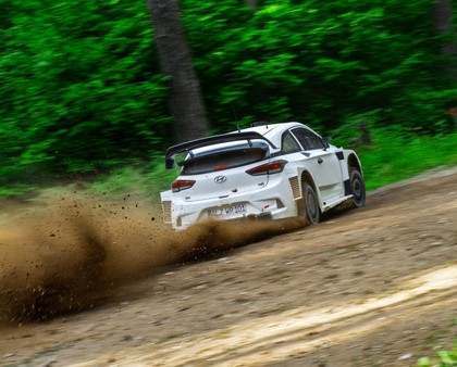 VIDEO: Pasaules ātrākie rallija braucēji Polijas WRC rallijam gatavojas Igaunijā un Lietuvā