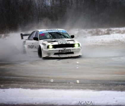 VIDEO: Drifts uz ledus - dūmus aizstāj lidojošie sniega mākoņi