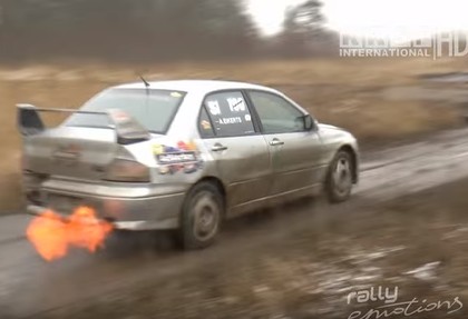 VIDEO: Sportisti cīnās ar slideno Vaiņodes lidlauka trasi