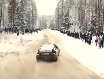 VIDEO: Rally Alūksne: Tik daudz cilvēku un mašīnu Alūksnē pēdējo reizi redzēts pilsētas svētkos