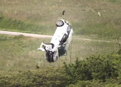 VIDEO: Rallija ekipāža piedzīvo iespaidīgu kūleņošanu