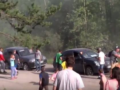 VIDEO: Krievu rallija ekipāža sajauc ceļu un ieskrien skatītāju mašīnās