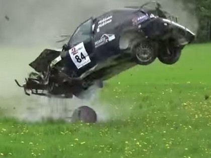 VIDEO: Somijā vairākām ekipāžām rallijs beidzas vienā līkumā