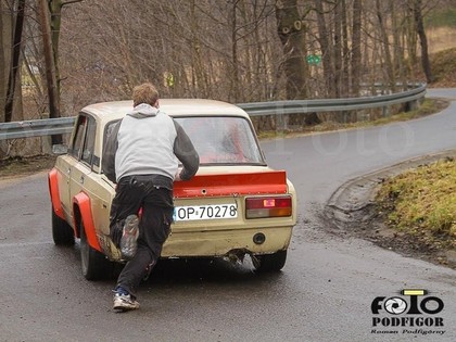 VIDEO: Skatītājs uzjautrinās par izpalīdzīgu fanu, kurš palīdz žigulītim