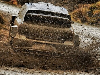 VIDEO: WRC sezona noslēdzas ar dubļaino un slideno Velsas ralliju