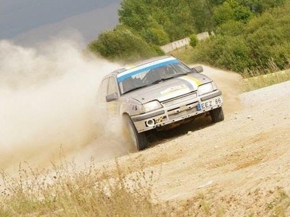 VIDEO: Lietuviešu ekipāža, kūleņojot ar 'Opel Kadett', notriec stabu