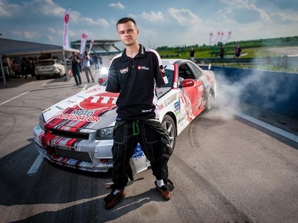 VIDEO: Poļu drifteris bez rokām rāda klasi, braucot ar kāju palīdzību