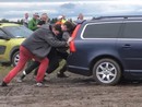 VIDEO: Spēcīgais lietus un dubļi apgrūtina Igaunijas WRC skatītājiem izkļūšanu no stāvlaukuma