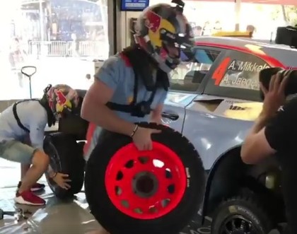 VIDEO: Cik ātri WRC ekipāža spēj nomainīt rallija mašīnas riteni?