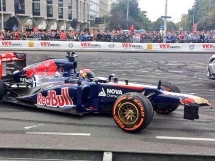 VIDEO: 16 gadus vecais F1 pilots šova laikā kaunpilni sasit formulu