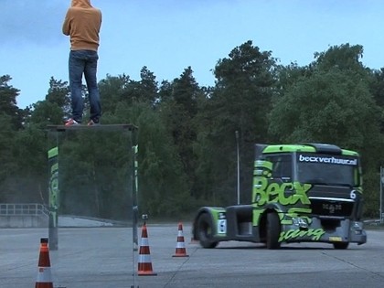 VIDEO: Iespaidīgs drifts ar 1100 zirgspēku jaudīgu kravas auto