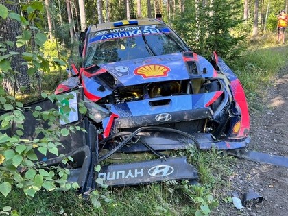 VIDEO: Solbergs Somijas WRC avarē pirmajā līkumā