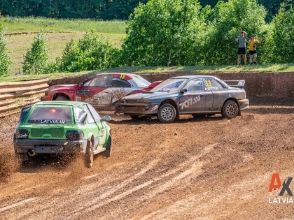 Latvijas autokrosa čempionāta un kausa posmā Pluņģē sportisti sagādā asa sižeta cienīgus skatus