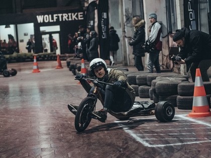 Latvijā aizvadīts pirmais elektrisko drifta triciklu kausa posms pasaulē (VIDEO)