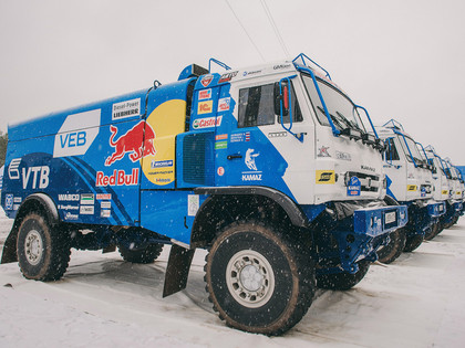 Kamaz komanda ar uzlabotajiem auto dodas uz Dakaras rallijreidu